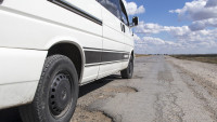 silnice rozbitá pothole-1703340 960 720